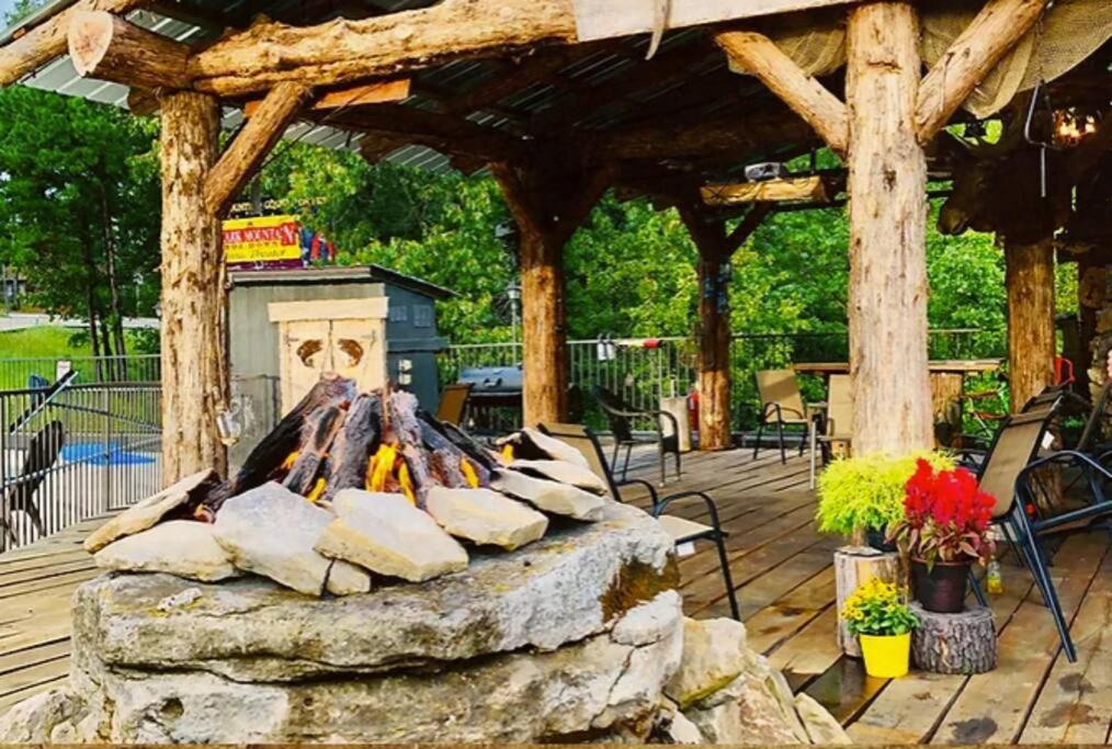 Stonegate Lodge 2 Queen Beds Wifi Roku Tv Salt Water Pool Room #106 Eureka Springs Extérieur photo
